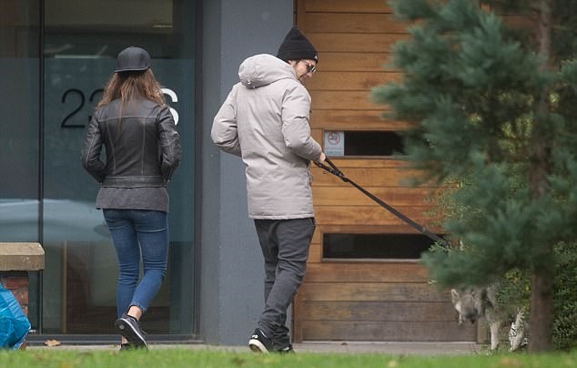 Sao Man Utd tản bộ với bạn gái và cún cưng trên phố - Bóng Đá