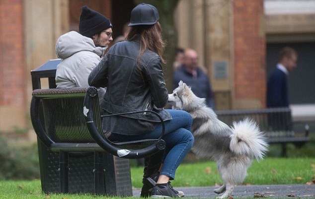 Sao Man Utd tản bộ với bạn gái và cún cưng trên phố - Bóng Đá