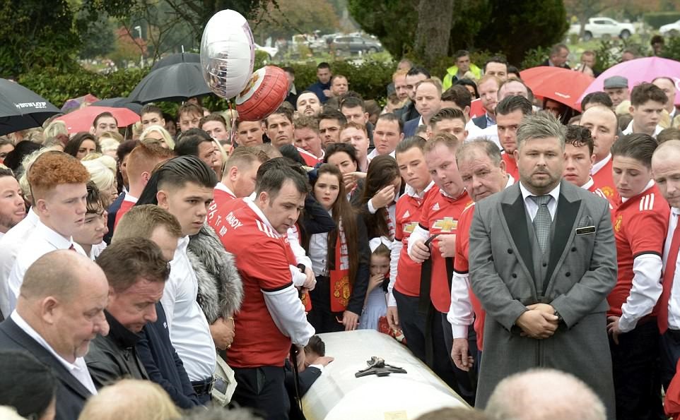 Áo đấu Man Utd ngập tràn đám tang của CĐV đặc biệt - Bóng Đá