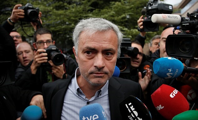 CẬN CẢNH: Mourinho 'chạy vắt giò lên cổ' để kịp chiến Chelsea - Bóng Đá