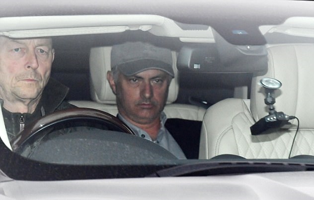 CẬN CẢNH: Mourinho 'chạy vắt giò lên cổ' để kịp chiến Chelsea - Bóng Đá