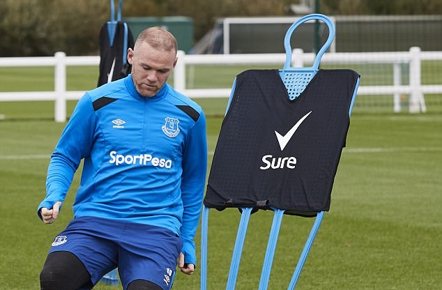 Wayne Rooney ngã sấp mặt trong buổi tập của Everton - Bóng Đá