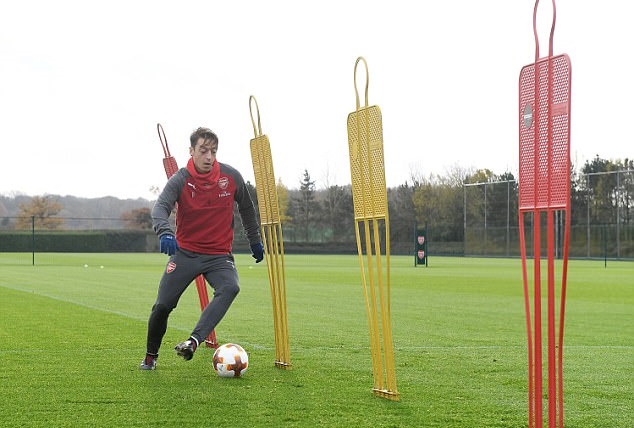 Hết rê dắt rồi xoạc bóng, Ozil cân cả buổi tập của Arsenal - Bóng Đá