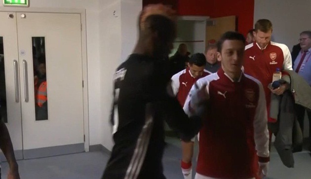 CẬN CẢNH: Ozil ôm chầm lấy cầu thủ, BHL Man United - Bóng Đá