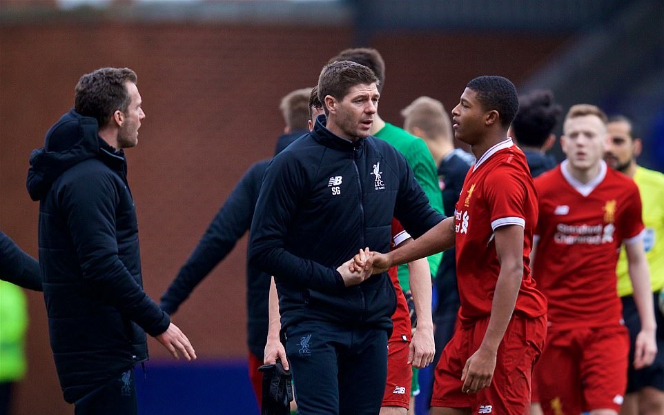Gerrard phải ra tay khi cầu thủ trẻ Liverpool bị phân biệt chủng tộc - Bóng Đá