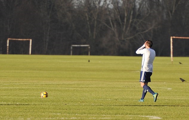 Frank Lampard ôm mặt thất vọng trong ngày trở lại sân cỏ - Bóng Đá