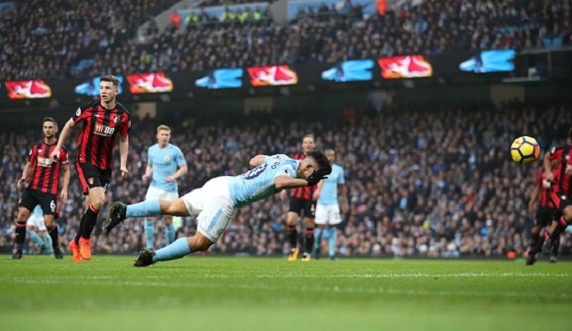 Chùm ảnh: MAn City di chuyển - Bóng Đá