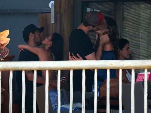 Neymar ôm hôn bạn gái đắm đuối giữa chốn đông người - Bóng Đá