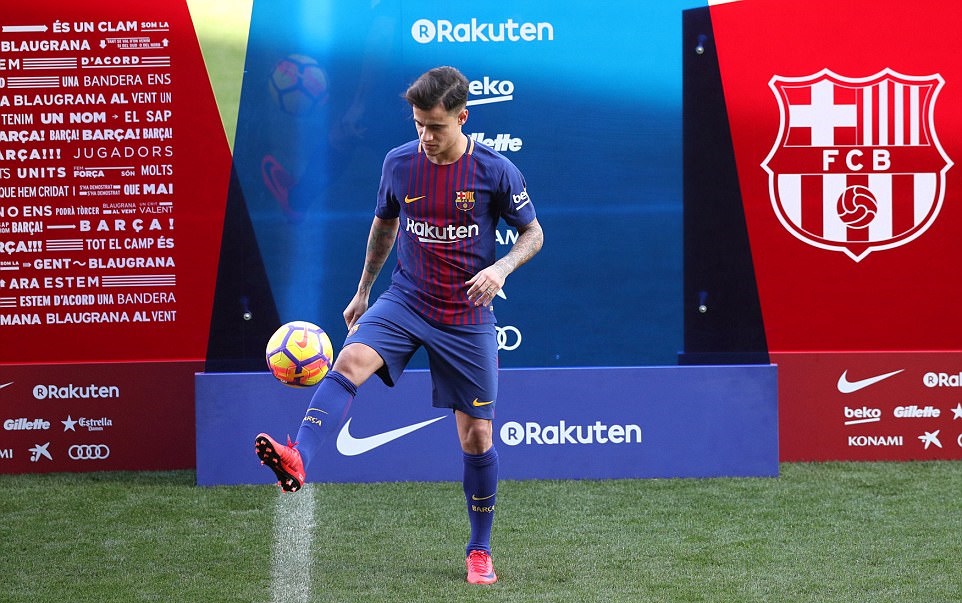 Chùm ảnh: Coutinho ra mắt CĐV Barcelona - Bóng Đá