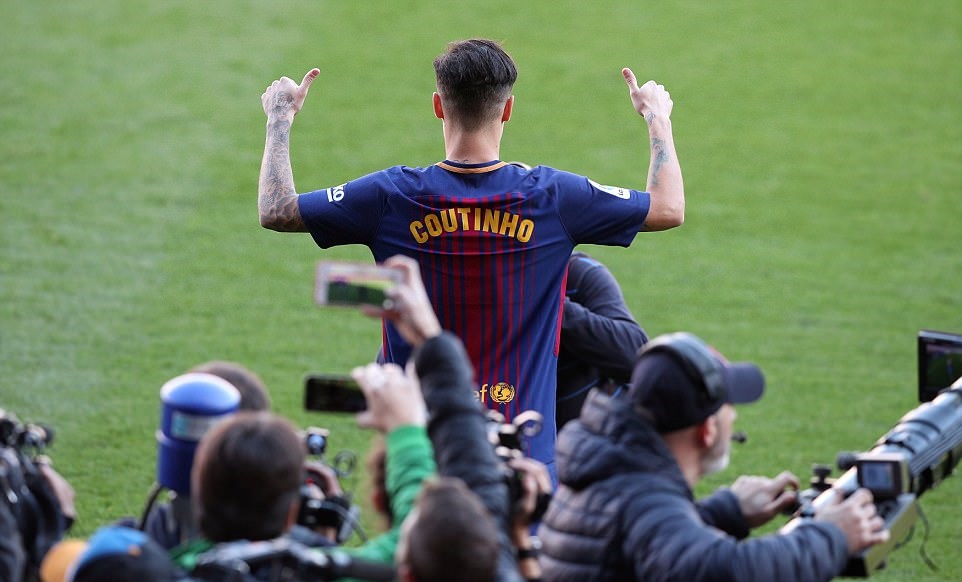 Chùm ảnh: Coutinho ra mắt CĐV Barcelona - Bóng Đá