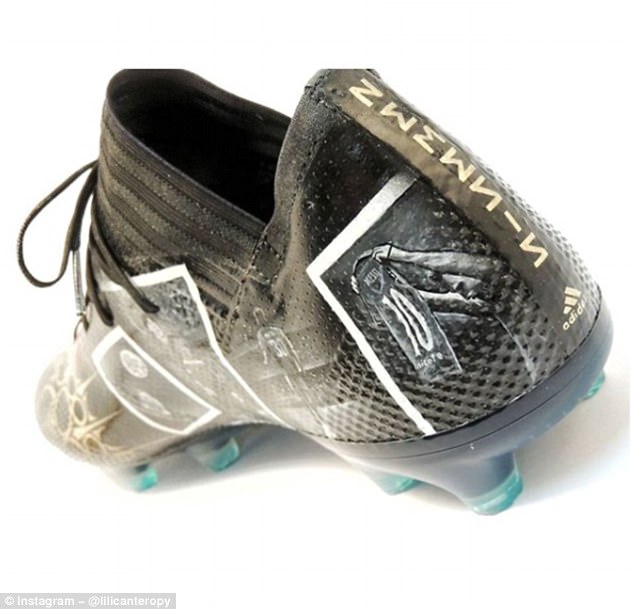 Cả sự nghiệp Messi thu bé lại vừa bằng... một đôi giày - Bóng Đá