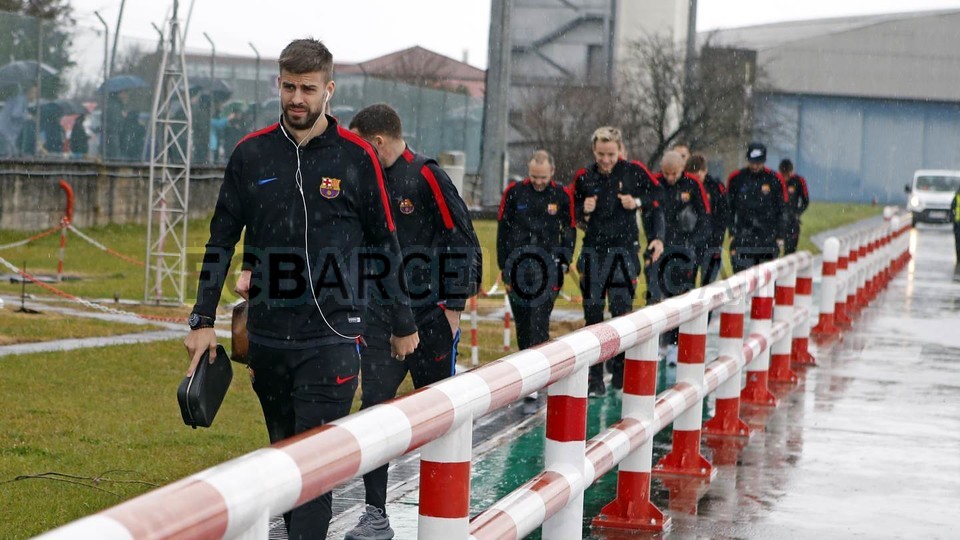 Cho Real hít khói, Messi và đồng đội hào hứng rảo bước trong mưa - Bóng Đá