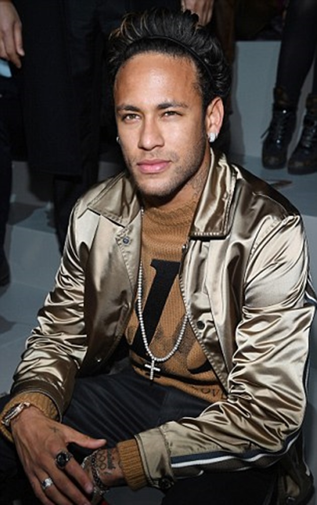 Lập poker, Neymar ăn mặc sành điệu sánh vai David Beckham - Bóng Đá