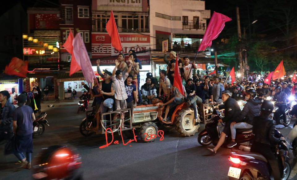 CĐV Việt Nam ăn mừng cực độc: Xe tang, xe cứu thương nhập hội - Bóng Đá