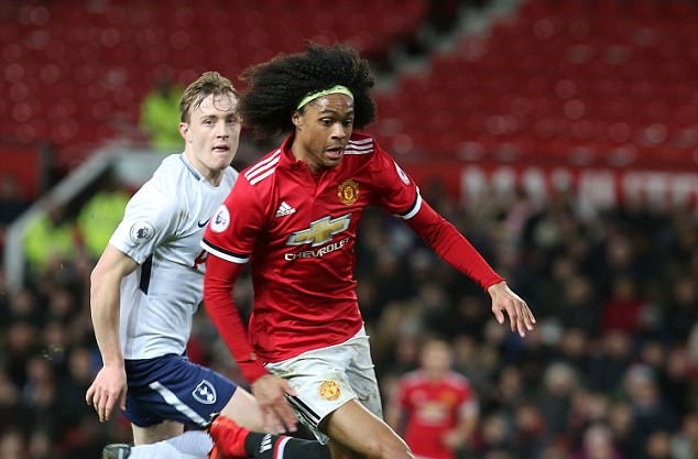 Tahith Chong ra mắt ấn tượng trong ngày bầy Quỷ trẻ bị đánh bại - Bóng Đá