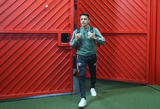 Sanchez trông nhỏ bé so với đàn em trên sân Old Trafford - Bóng Đá