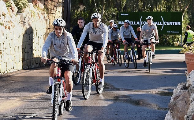 Chán bóng đá, cả đội Liverpool chuyển sang đua xe đạp - Bóng Đá