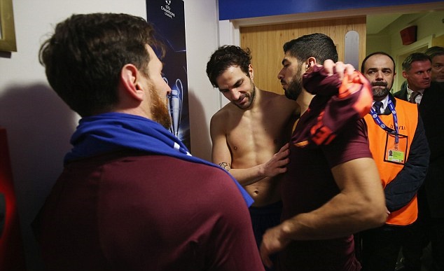 Fabregas tranh thủ “tâm sự mỏng” với Messi sau trận - Bóng Đá