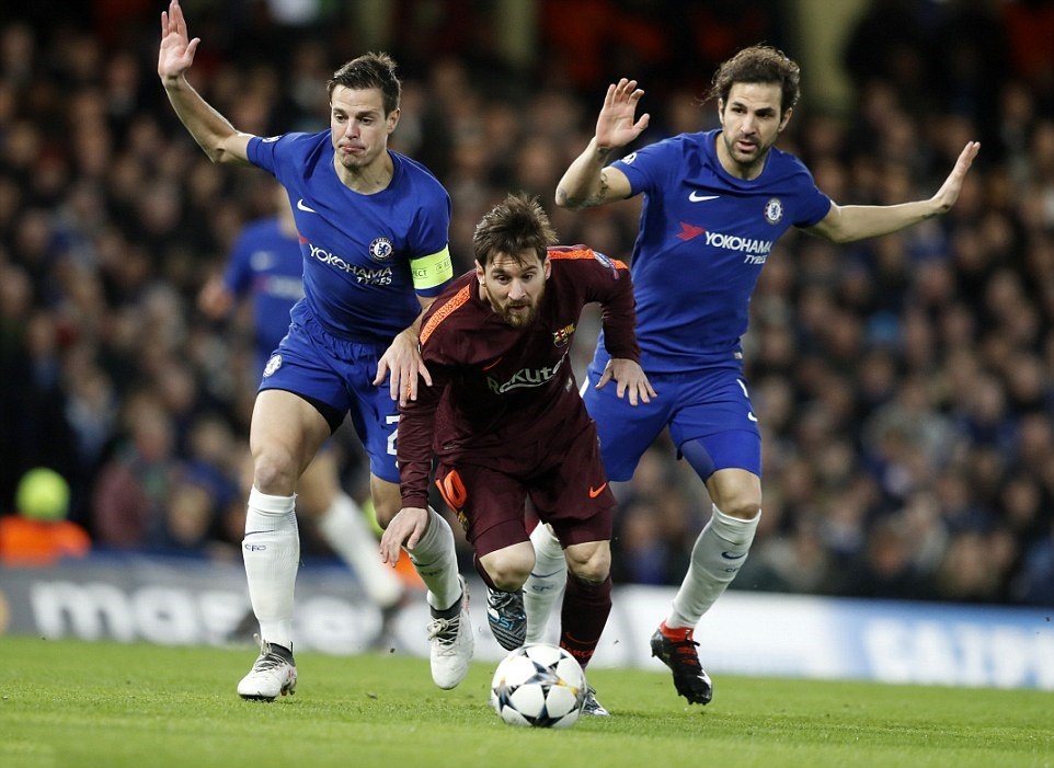 Fabregas tranh thủ “tâm sự mỏng” với Messi sau trận - Bóng Đá