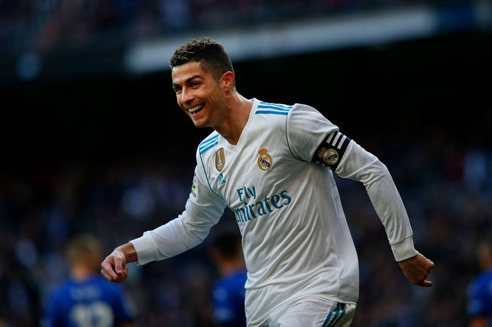 Cận cảnh nghĩa cử cao đẹp của Ronaldo - Bóng Đá