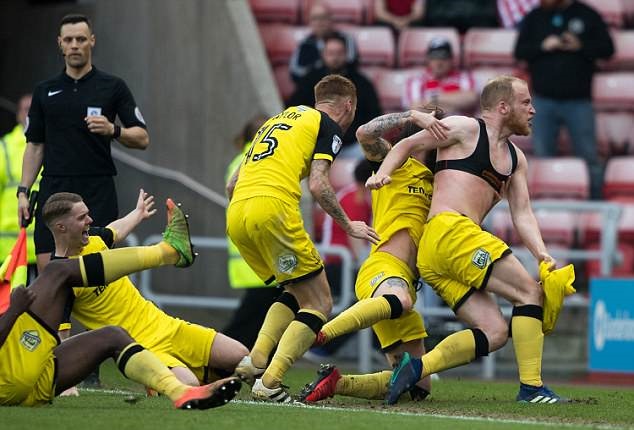 Daren Bent nhấn chìm Sunderland xuống giải hạng 3 - Bóng Đá