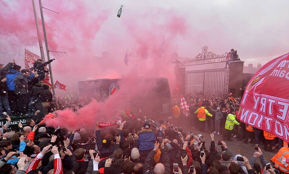 CĐV Liverpool quậy tung, cảnh sát bạo động vào cuộc - Bóng Đá