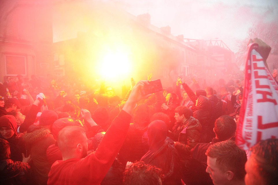 CĐV Liverpool quậy tung, cảnh sát bạo động vào cuộc - Bóng Đá