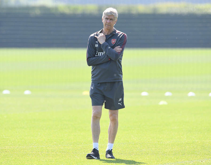 Sắp rời khỏi Arsenal, Wenger trầm tư trên sân tập - Bóng Đá