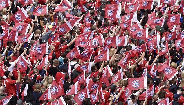 Hàng ngàn CĐV Bayern Munich tri ân HLV Jupp Heynckes - Bóng Đá