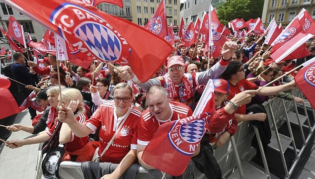 Hàng ngàn CĐV Bayern Munich tri ân HLV Jupp Heynckes - Bóng Đá