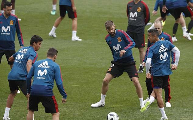 Cầu thủ Barca và Atletico tập nhẹ, chờ Real hội quân trên tuyển - Bóng Đá