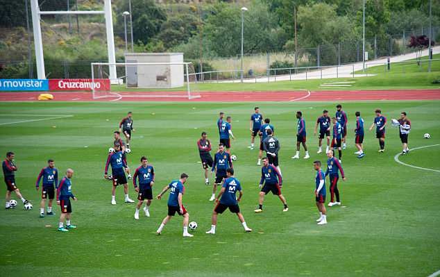 Cầu thủ Barca và Atletico tập nhẹ, chờ Real hội quân trên tuyển - Bóng Đá