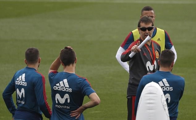 Cầu thủ Barca và Atletico tập nhẹ, chờ Real hội quân trên tuyển - Bóng Đá