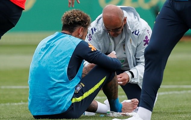 Brazil nguy to, Neymar nhăn nhó ôm chân trong buổi tập - Bóng Đá