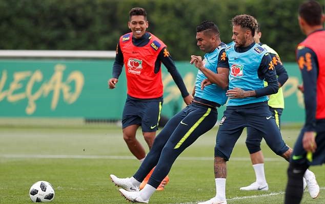 Brazil nguy to, Neymar nhăn nhó ôm chân trong buổi tập - Bóng Đá