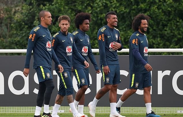 Brazil nguy to, Neymar nhăn nhó ôm chân trong buổi tập - Bóng Đá