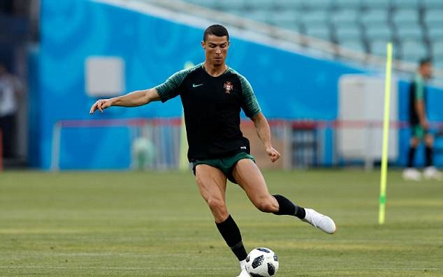 Khoe cơ đùi rắn chắc, Ronaldo sẵn sàng sút tung lưới Tây Ban Nha - Bóng Đá