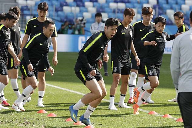 Son Heung-min lo lắng trên sân tập Hàn Quốc trước trận mở màn - Bóng Đá
