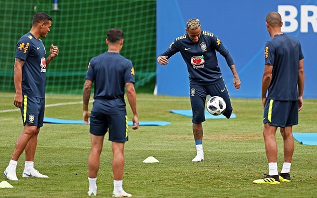NÓNG: Neymar nhắn nhó trên sân tập, nguy cơ nghỉ hết World Cup - Bóng Đá