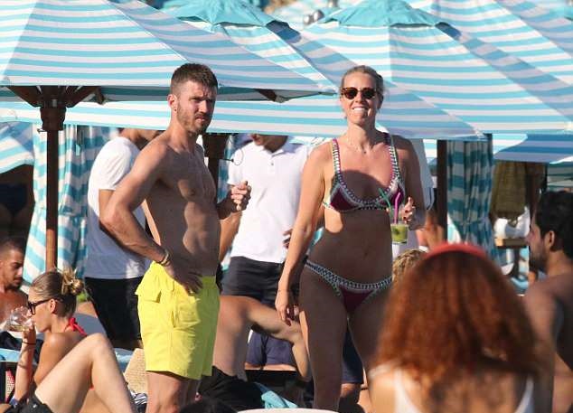 Carrick tranh thủ dắt vợ đi biển trước khi cật lực vì Mourinho - Bóng Đá