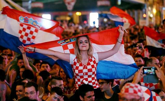 Chùm ảnh: CĐV Croatia mở hội - Bóng Đá