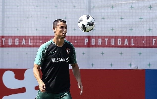 Ronaldo liên tục pha trò ở buổi tập của Bồ Đào Nha - Bóng Đá