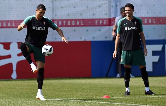 Ronaldo liên tục pha trò ở buổi tập của Bồ Đào Nha - Bóng Đá