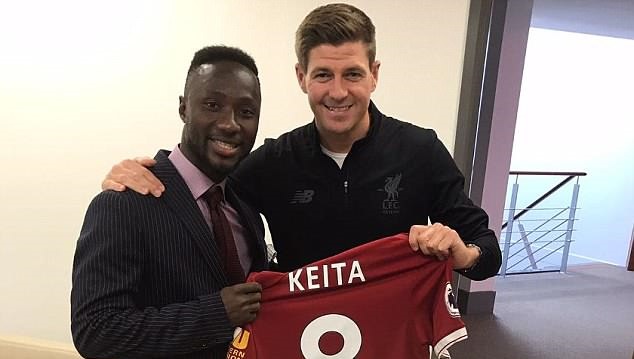 Naby Keita rạng rỡ cầm áo đấu ra mắt Liverpool - Bóng Đá