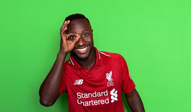 Naby Keita rạng rỡ cầm áo đấu ra mắt Liverpool - Bóng Đá