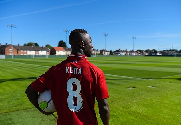 Naby Keita rạng rỡ cầm áo đấu ra mắt Liverpool - Bóng Đá