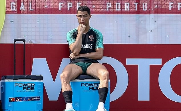 Ronaldo đăm chiêu trên sân tập, tìm kế sách hạ Uruguay - Bóng Đá