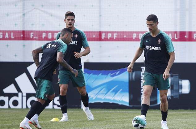 Ronaldo khoe đùi trên sân tập, chờ chiến Uruguay - Bóng Đá