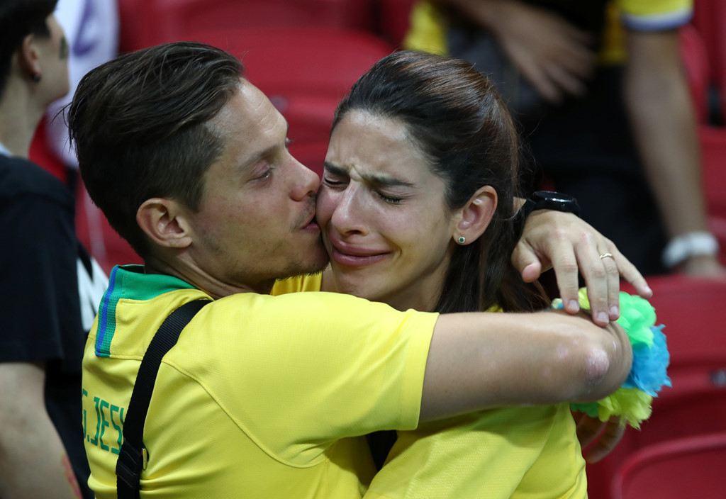 Brazil bị loại: CĐV thờ thẫn, khóc ngất trên khán đài - Bóng Đá