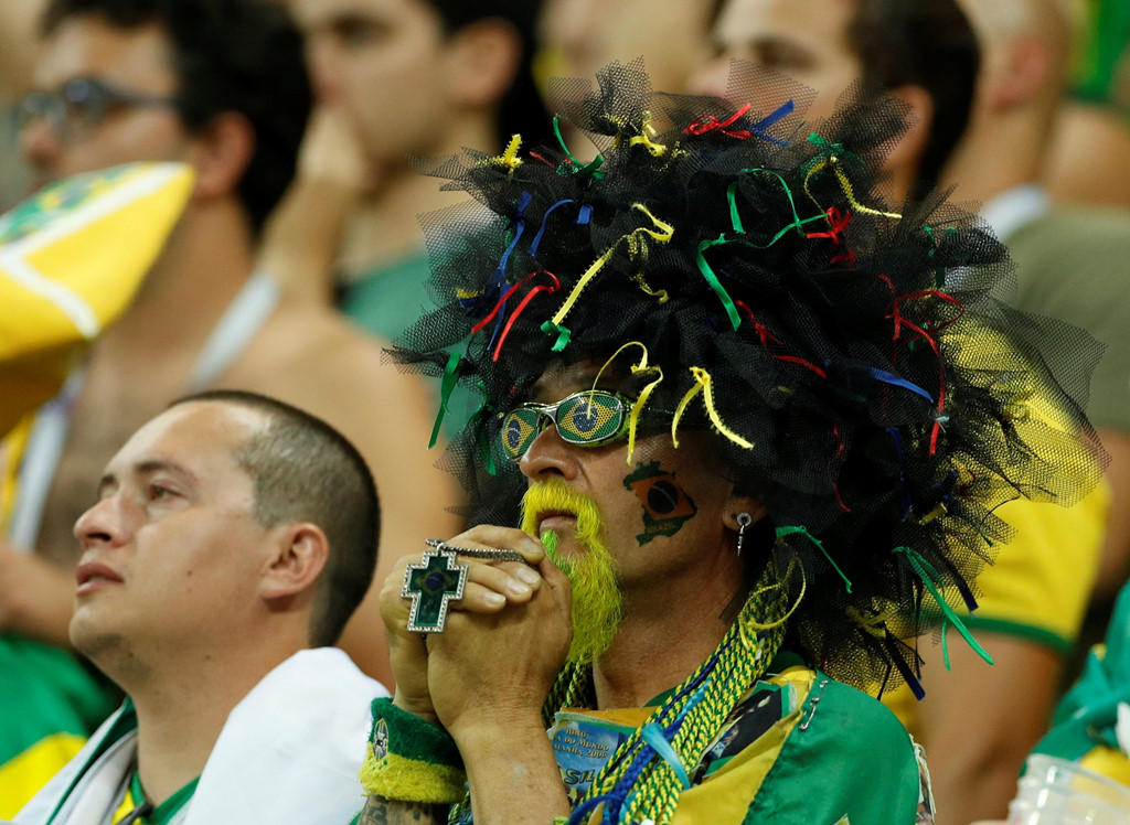 Brazil bị loại: CĐV thờ thẫn, khóc ngất trên khán đài - Bóng Đá